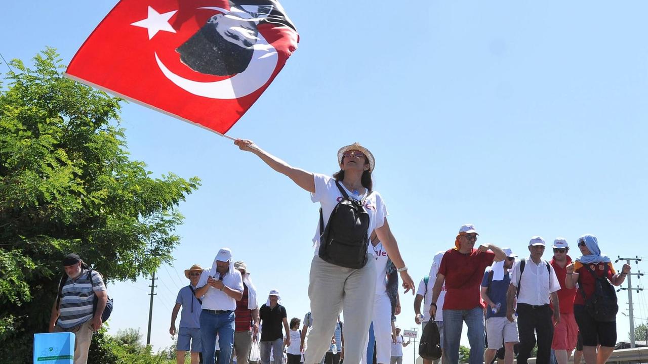 Demonstranten beim 430 Kilometer langen "Marsch für Gerechtigkeit" von Ankara nach Istanbul.
