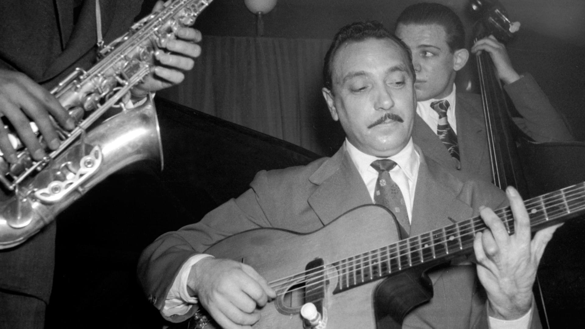 Jazzlegende Django Reinhardt bei einem Auftritt in Paris im Jahr 1951. Jazzlegende Django Reinhardt bei einem Auftritt in Paris im Jahr 1951.