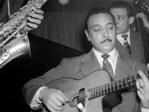 Jazzlegende Django Reinhardt bei einem Auftritt in Paris im Jahr 1951.