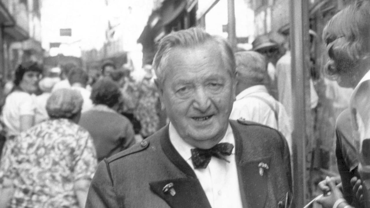 Der Bühnen- und Filmschauspieler Hans Moser im Sommer 1961 in Salzburg mitten im Gewimmel der Festspielbesucher. Der Bühnen- und Filmschauspieler Hans Moser im Sommer 1961 in Salzburg mitten im Gewimmel der Festspielbesucher.
