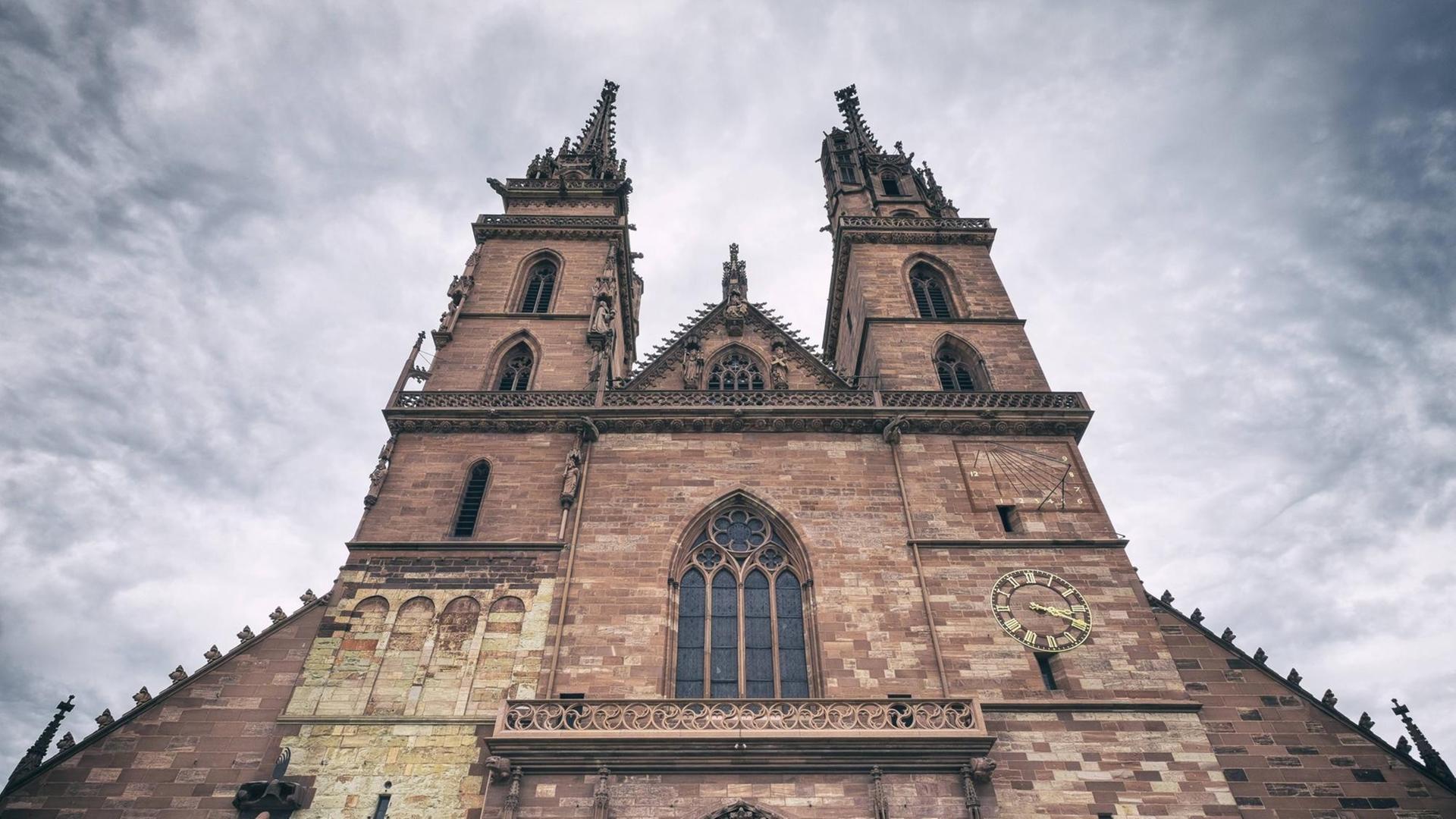 Vorderansicht auf die Türme des Basler Münsters Vorderansicht auf die Türme des Basler Münsters
