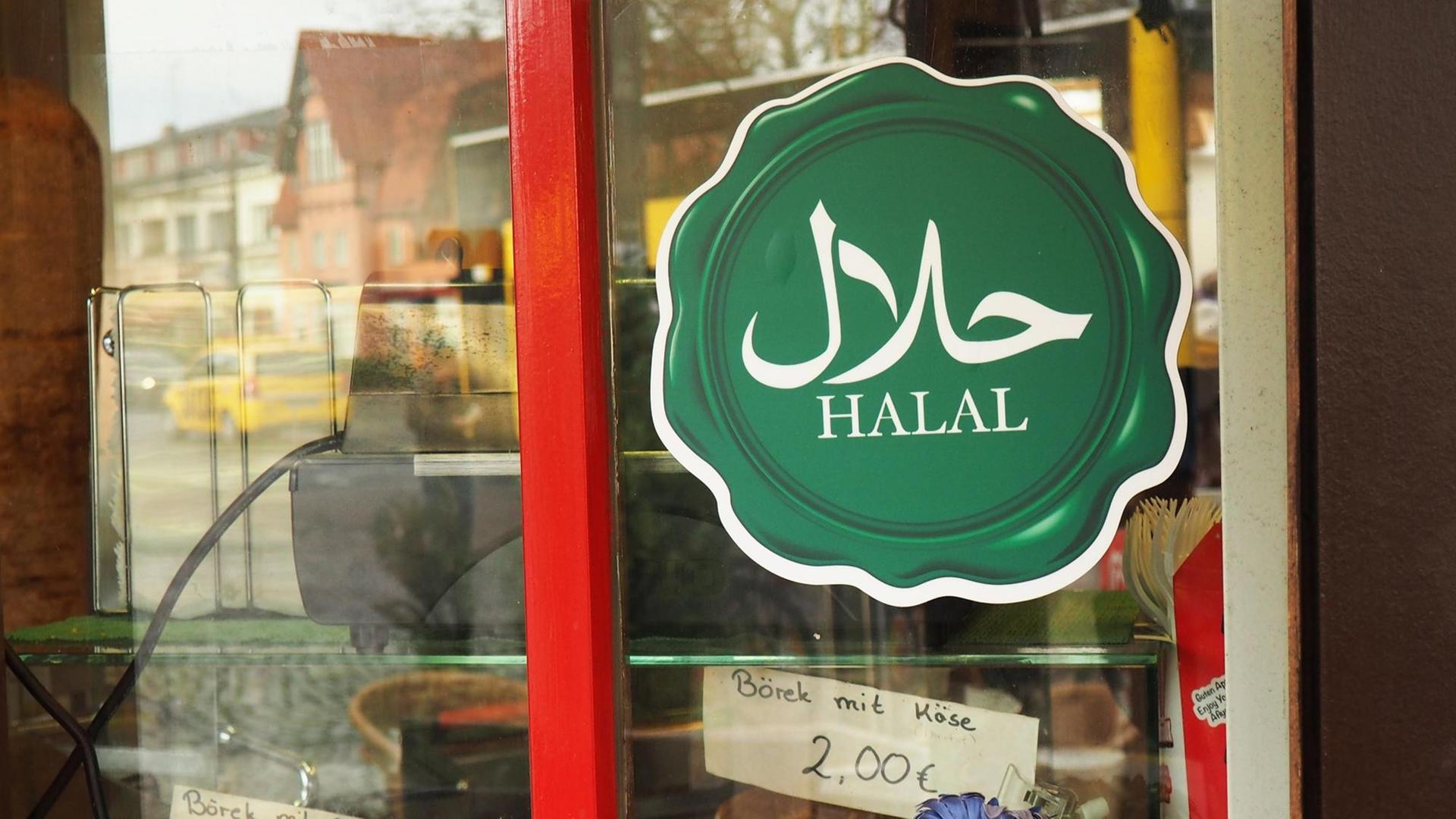 Ein grüner Aufkleber mit dem Wort "Halal" ist an einer Dönerbude in Berlin zu sehen, aufgenonmmen in Berlin am 20.12.2015 in Berlin. Speisen, die Halal sind, dürfen von strenggläubigen Muslimen gegessen werden. Das Wort Halal kommt aus dem Arabischen und bedeutet "erlaubt". Ein grüner Aufkleber mit dem Wort "Halal" ist an einer Dönerbude in Berlin zu sehen, aufgenonmmen in Berlin am 20.12.2015 in Berlin. Speisen, die Halal sind, dürfen von strenggläubigen Muslimen gegessen werden. Das Wort Halal kommt aus dem Arabischen und bedeutet "erlaubt".