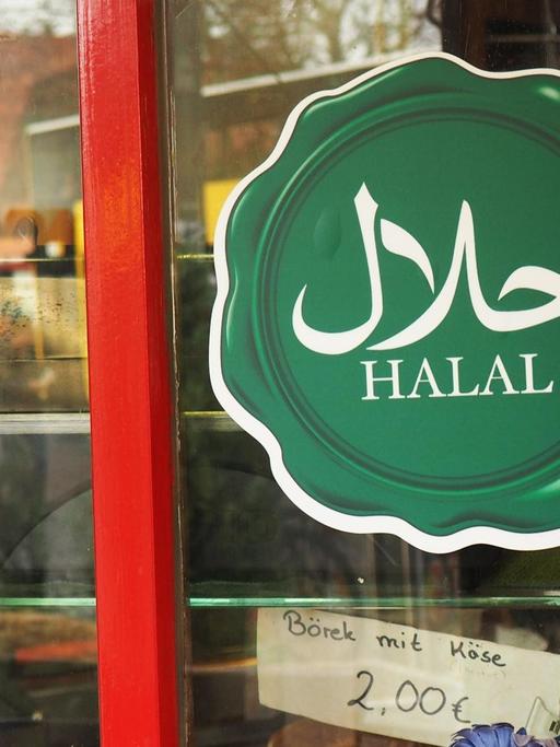 Ein grüner Aufkleber mit dem Wort "Halal" ist an einer Dönerbude in Berlin zu sehen, aufgenonmmen in Berlin am 20.12.2015 in Berlin. Speisen, die Halal sind, dürfen von strenggläubigen Muslimen gegessen werden. Das Wort Halal kommt aus dem Arabischen und bedeutet "erlaubt".