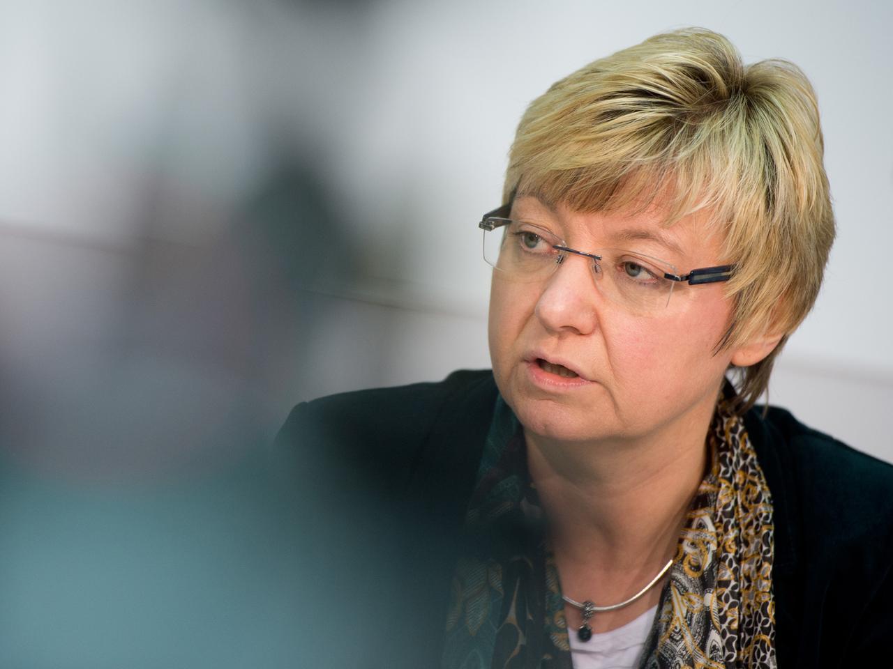 Niedersachsens Kultusministerin Frauke Heiligenstadt (SPD) am 19.02.2014 im Landtag in Hannover während der Landespressekonferenz. Niedersachsens Kultusministerin Frauke Heiligenstadt (SPD) am 19.02.2014 im Landtag in Hannover während der Landespressekonferenz.