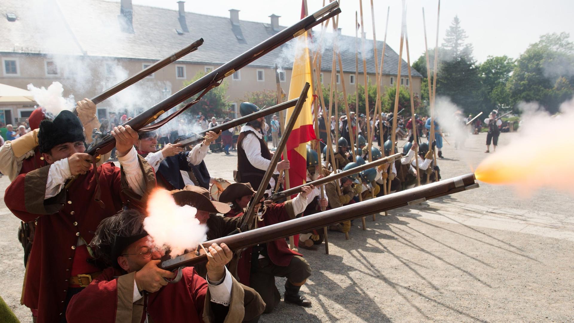 Laiendarsteller erinnern in einem Historienspektakel an die Eroberung der Festung Königstein durch schwedische Truppen im Jahr 1639. Laiendarsteller erinnern in einem Historienspektakel an die Eroberung der Festung Königstein durch schwedische Truppen im Jahr 1639.