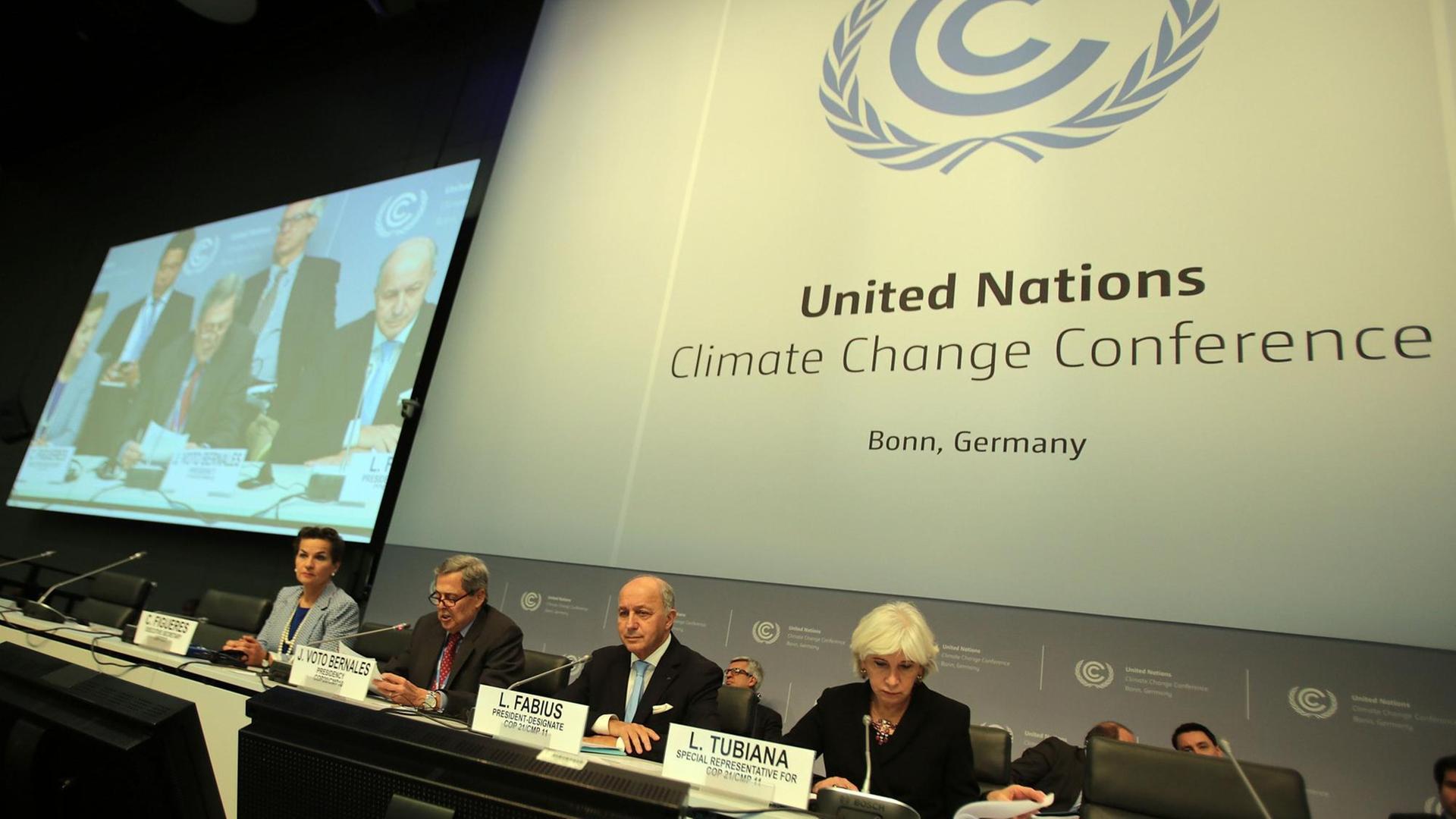 Der französische Ausseminister Laurent Fabius (2.v.l) spricht am 20. Oktober 2015 in Bonn auf der Klimakonferenz neben der Generalsekretärin des Klimarsekretariats der Vereinten Nationen, Christiana Figueres.