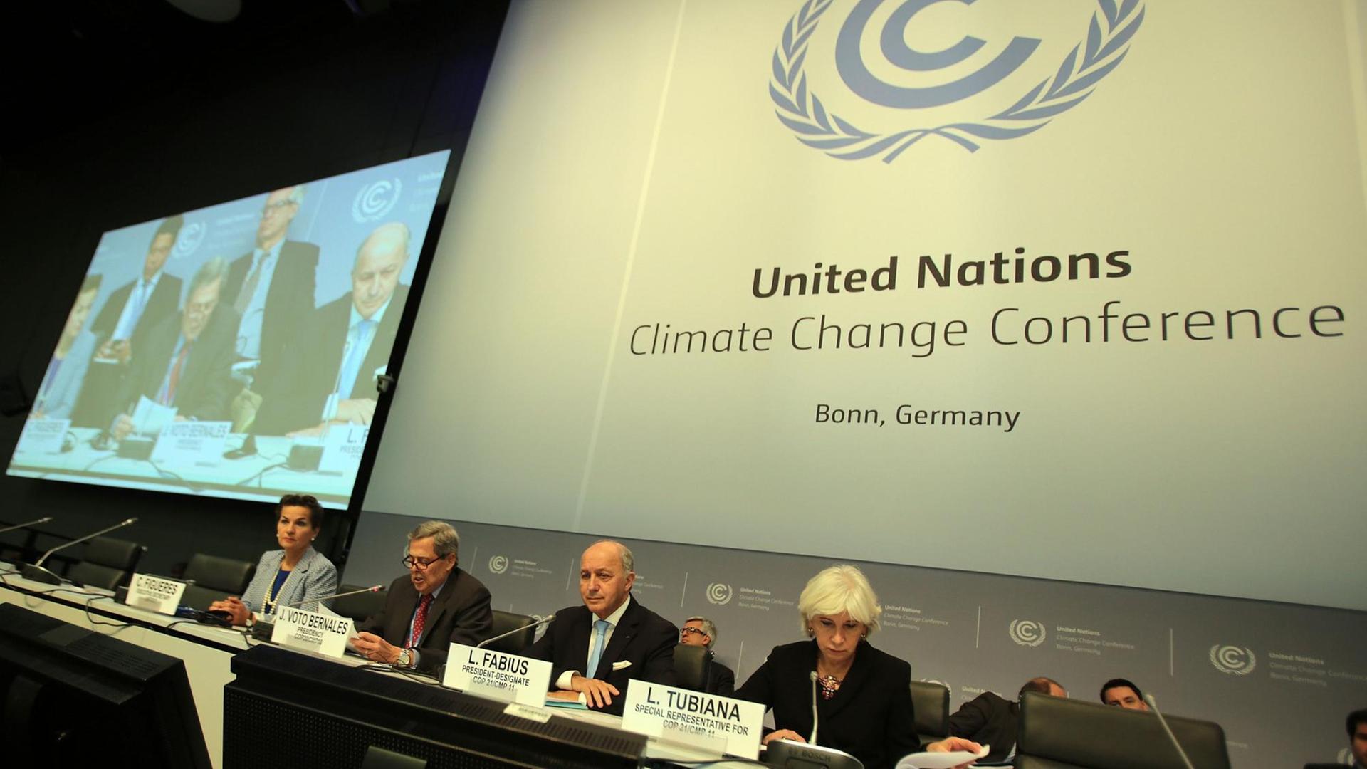 Der französische Ausseminister Laurent Fabius (2.v.l) spricht am 20. Oktober 2015 in Bonn auf der Klimakonferenz neben der Generalsekretärin des Klimarsekretariats der Vereinten Nationen, Christiana Figueres. Der französische Ausseminister Laurent Fabius (2.v.l) spricht am 20. Oktober 2015 in Bonn auf der Klimakonferenz neben der Generalsekretärin des Klimarsekretariats der Vereinten Nationen, Christiana Figueres.