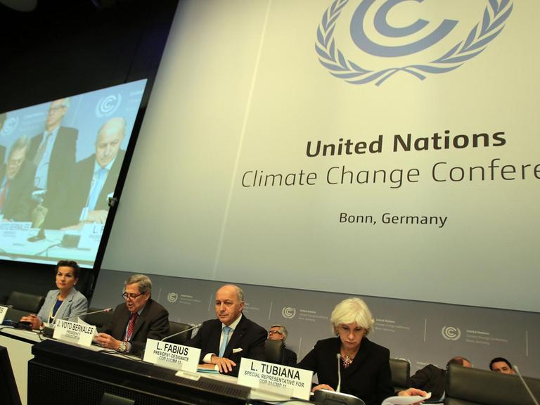 Der französische Ausseminister Laurent Fabius (2.v.l) spricht am 20. Oktober 2015 in Bonn auf der Klimakonferenz neben der Generalsekretärin des Klimarsekretariats der Vereinten Nationen, Christiana Figueres.