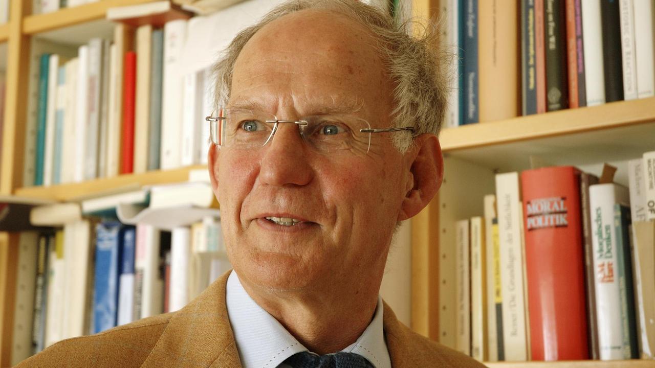 Otfried Höffe zu Hause, vor seinem Bücherregal Otfried Höffe zu Hause, vor seinem Bücherregal