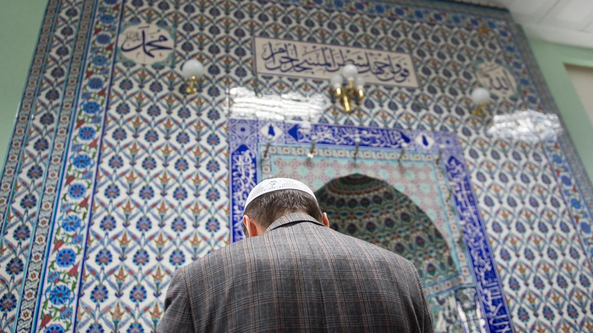 Ein Muslim betet am 26.05.2015 im Gebetsraum der DiTiB-Moschee in Stuttgart Ein Muslim betet am 26.05.2015 im Gebetsraum der DiTiB-Moschee in Stuttgart