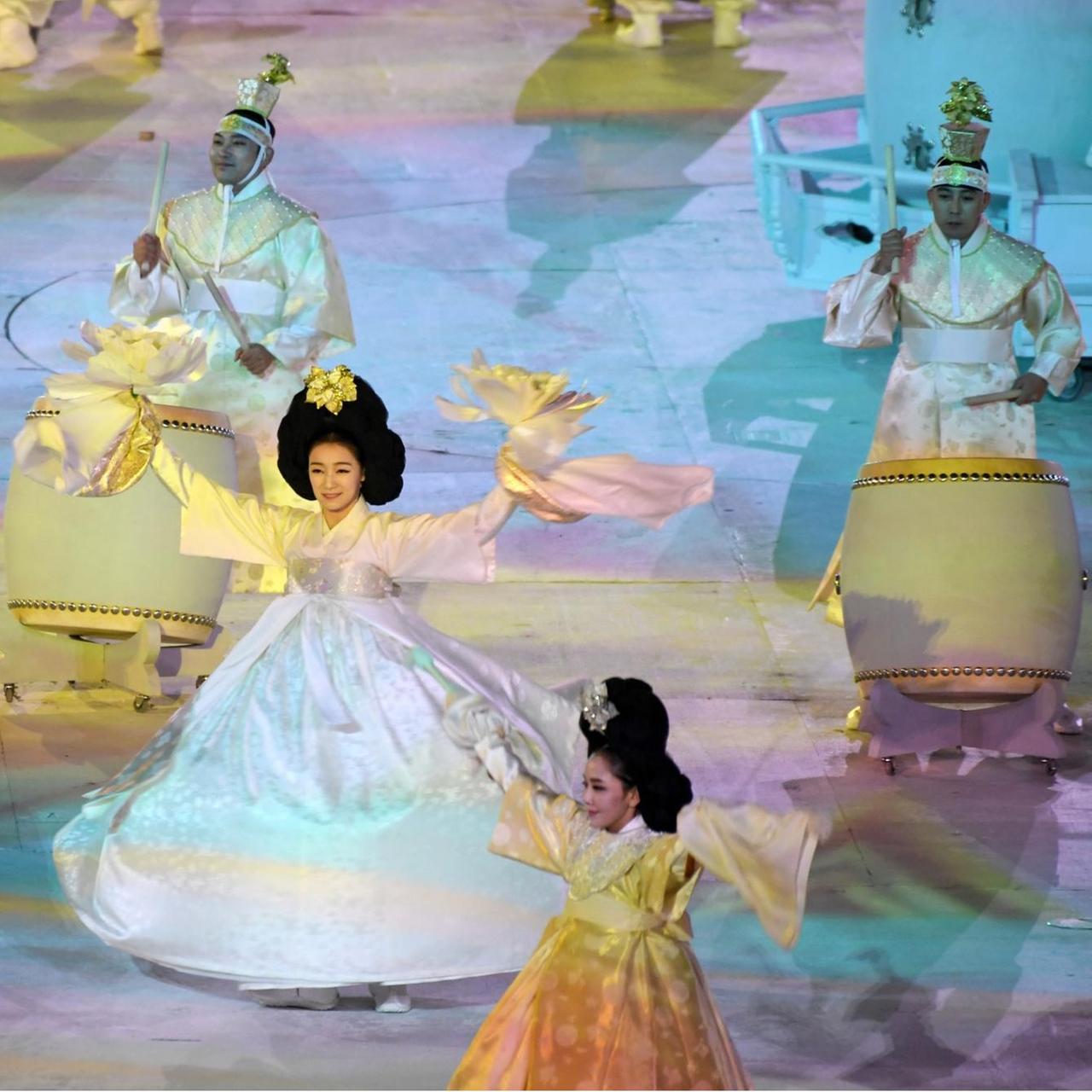 Südkoreanische Tänzer während der Eröffnungsshow der Paralympischen Winterspiele in Pyeongchang