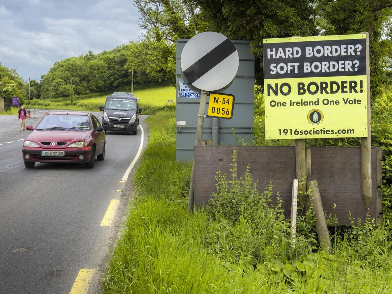 Innereuropäische Grenze zwischen der Republik Irland und Nordirland, die nach den Brexit-Verhandlungen zwischen der EU und Großbritannien zu einer harten Grenze werden könnte, Blacklion, County Cavan, Irland, Europa Innereuropäische Grenze zwischen der Republik Irland und Nordirland, die nach den Brexit-Verhandlungen zwischen der EU und Großbritannien zu einer harten Grenze werden könnte, Blacklion, County Cavan, Irland, Europa