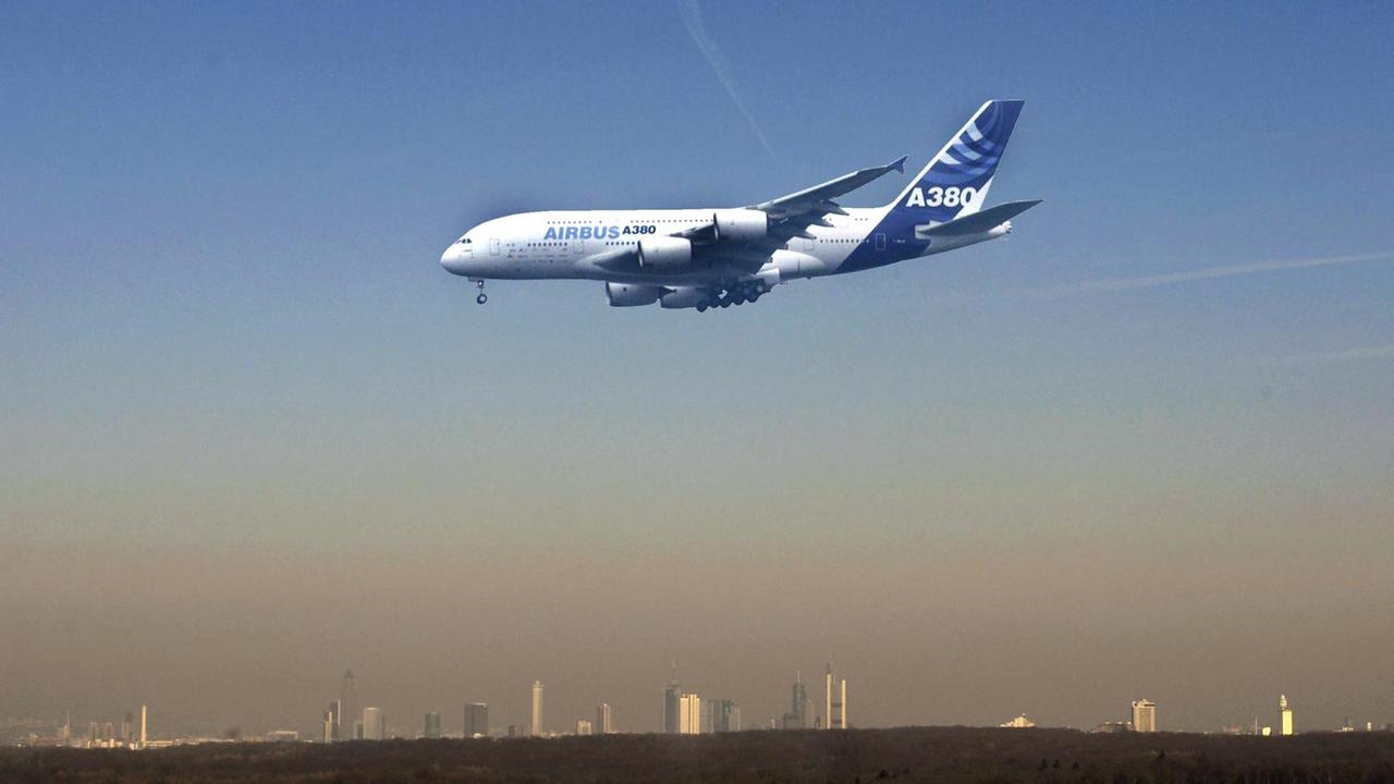 Der große Airbus A380 im Luftraum über Frankfurt. Der große Airbus A380 im Luftraum über Frankfurt.