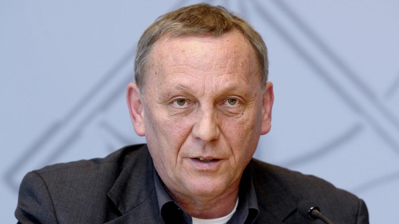 Bildnummer: 56281774 Datum: 10.11.2011 Copyright: imago/Rainer Unkel
Reiner PRIGGEN , Vorsitzender der Fraktion von Bündnis 90/Die Grünen im Landtag von Nordrhein-Westfalen , 10.11.2011 People Politik GER Porträt x0x xsk 2011 quer FOTOGRAFIE PHOTOGRAPH FARBE COLOUR FARBFOTOGRAFIE COLOUR PHOTOGRAPH FARBAUFNAHME PORTRAET PORTRAIT PERSOENLICHKEIT PERSONALITY QUERFORMAT HORIZONTAL FORMAT DEU DEUTSCHLAND GERMANY POLITIK POLITICS
56281774 Date 10 11 2011 Copyright Imago Rainer Unkel Reiner Priggen Chairman the Group from Alliance 90 the Greens in Landtag from North Rhine Westphalia 10 11 2011 Celebrities politics ger Portrait x0x xSK 2011 horizontal Photography Photo Color Colour Color photography Colour Photo Ink Portrait Portrait Personality Personality Landscape horizontally Format DEU Germany Germany politics POLITICS Bildnummer: 56281774 Datum: 10.11.2011 Copyright: imago/Rainer Unkel
Reiner PRIGGEN , Vorsitzender der Fraktion von Bündnis 90/Die Grünen im Landtag von Nordrhein-Westfalen , 10.11.2011 People Politik GER Porträt x0x xsk 2011 quer FOTOGRAFIE PHOTOGRAPH FARBE COLOUR FARBFOTOGRAFIE COLOUR PHOTOGRAPH FARBAUFNAHME PORTRAET PORTRAIT PERSOENLICHKEIT PERSONALITY QUERFORMAT HORIZONTAL FORMAT DEU DEUTSCHLAND GERMANY POLITIK POLITICS
56281774 Date 10 11 2011 Copyright Imago Rainer Unkel Reiner Priggen Chairman the Group from Alliance 90 the Greens in Landtag from North Rhine Westphalia 10 11 2011 Celebrities politics ger Portrait x0x xSK 2011 horizontal Photography Photo Color Colour Color photography Colour Photo Ink Portrait Portrait Personality Personality Landscape horizontally Format DEU Germany Germany politics POLITICS