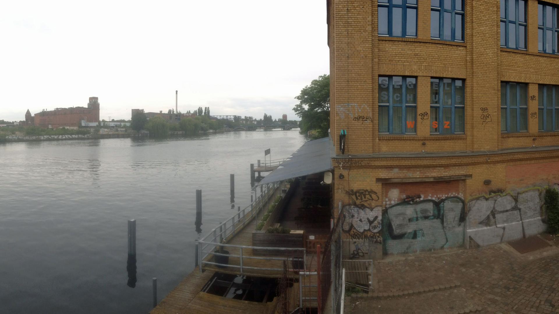Blick auf ein altes Industriegebäude in Schöneweide Blick auf ein altes Industriegebäude in Schöneweide