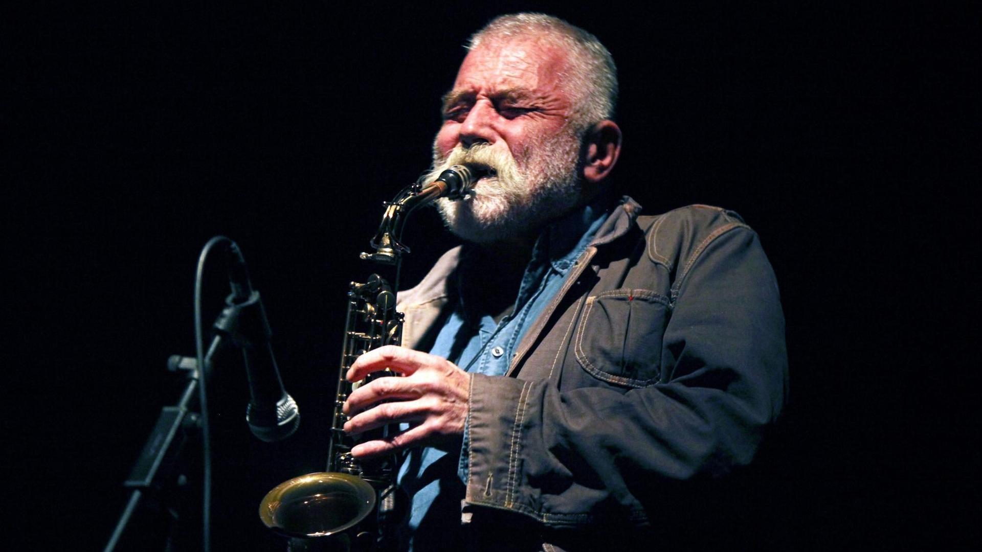 Jazzmusiker Peter Brötzmann spielt ein Saxophone auf einem Festival in Porto im Oktober 2012.