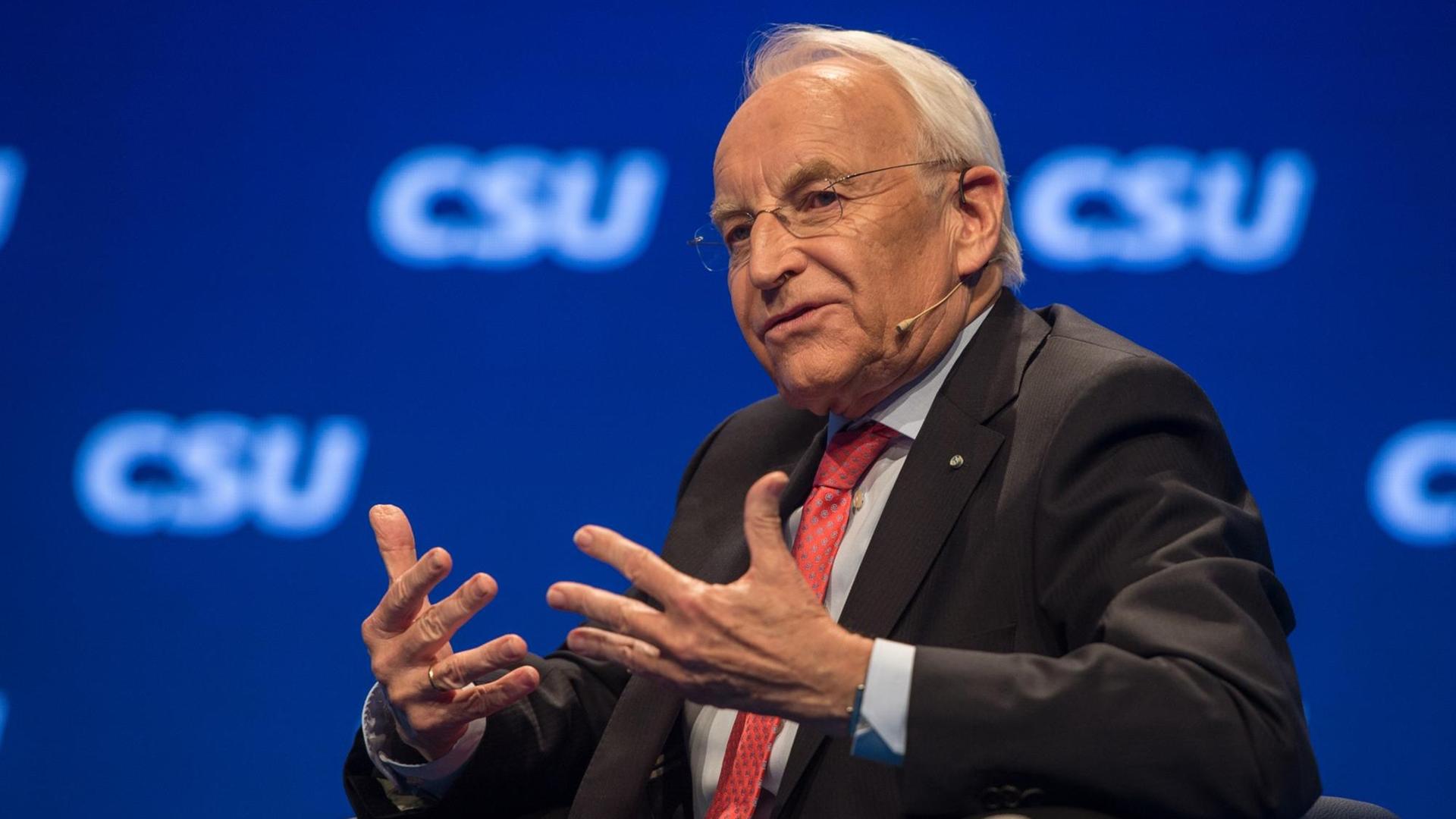 Der CSU-Ehrenvorsitzende Edmund Stoiber auf dem CSU-Parteitag in München. Der CSU-Ehrenvorsitzende Edmund Stoiber auf dem CSU-Parteitag in München.