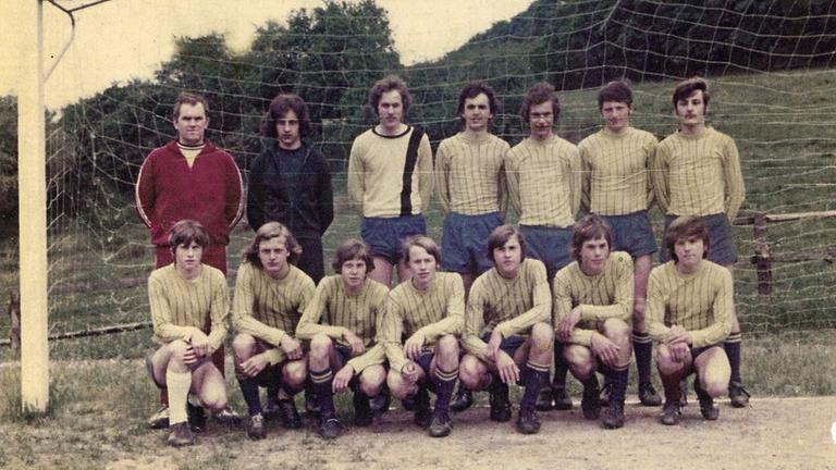 Der heutige Bundesaußenminister Frank-Walter Steinmeier posiert als etwa 16-jähriger mit seinen Mannschaftskameraden vom TuS Brakelsiek und ihrem Trainer Ernst Null im Tor auf dem Sportplatz in Brakelsiek für ein Mannschaftsfoto in der Spielsaison 1972.