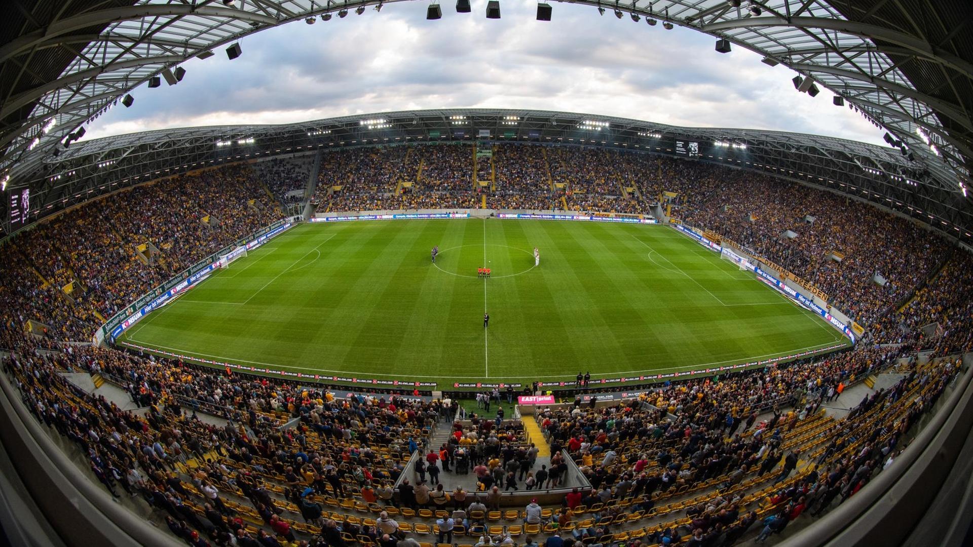 Moment der Stille: Das Dynamo-Stadion während der Schweigeminute für Jörg Stübner. Moment der Stille: Das Dynamo-Stadion während der Schweigeminute für Jörg Stübner.