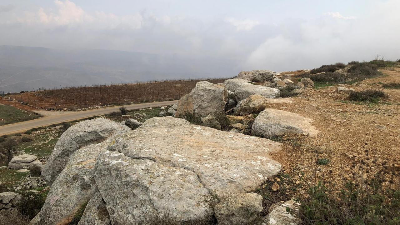 "Das ist das Land, das ich dir und deinen Nachfahren gebe." Ein Berg Nähe der israelisch besetzten Siedlung Har Bracha. "Das ist das Land, das ich dir und deinen Nachfahren gebe." Ein Berg Nähe der israelisch besetzten Siedlung Har Bracha.