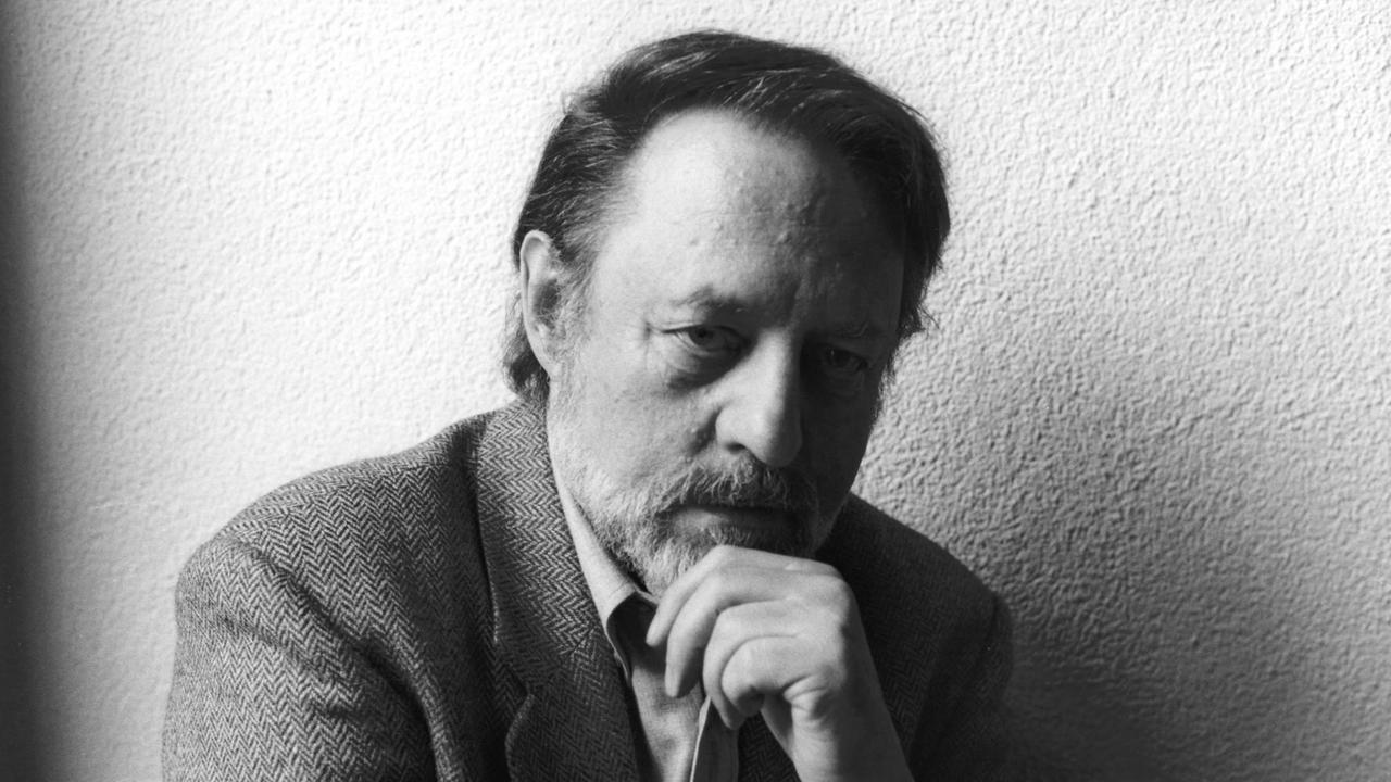 Ein schwarz-weiß Porträt des deutschen Schriftstellers Ror Wolf (1932-2020) aus dem Jahr 1996.