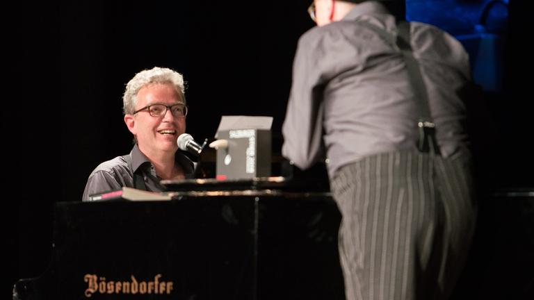 Benedikt Eichhorn spielt Klavier. Benedikt Eichhorn spielt Klavier.