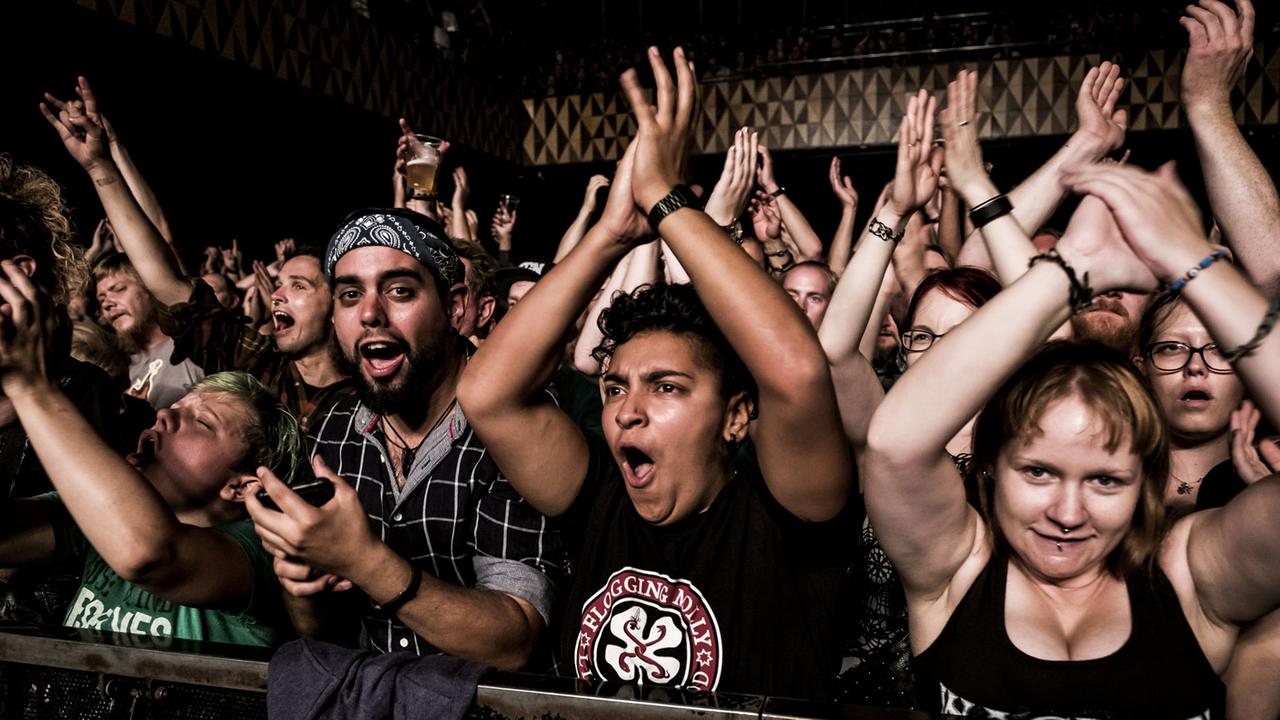 Begeistertes Konzertpublikum in Kopenhagen feiert die Band Flogging Molly. Begeistertes Konzertpublikum in Kopenhagen feiert die Band Flogging Molly.