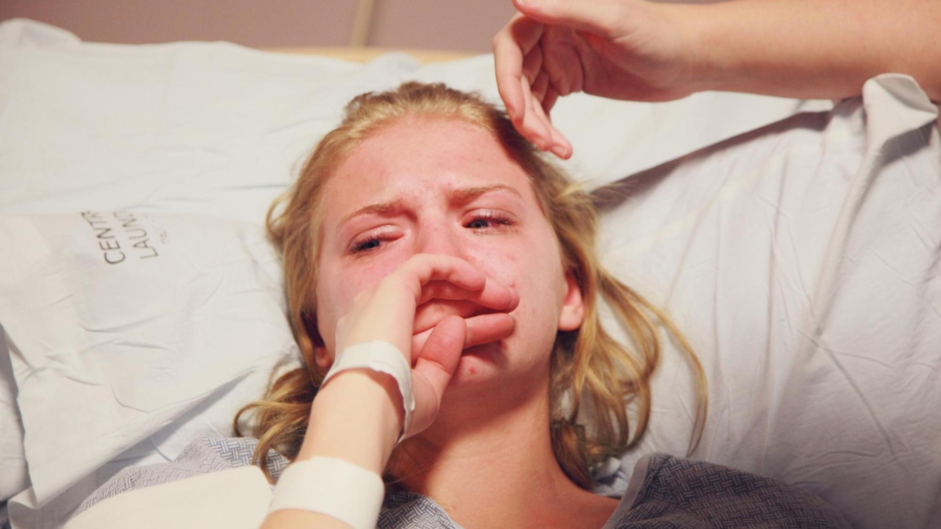Eine junge Frau mit verzweifelt-traurigem Blick Eine junge Frau mit verzweifelt-traurigem Blick