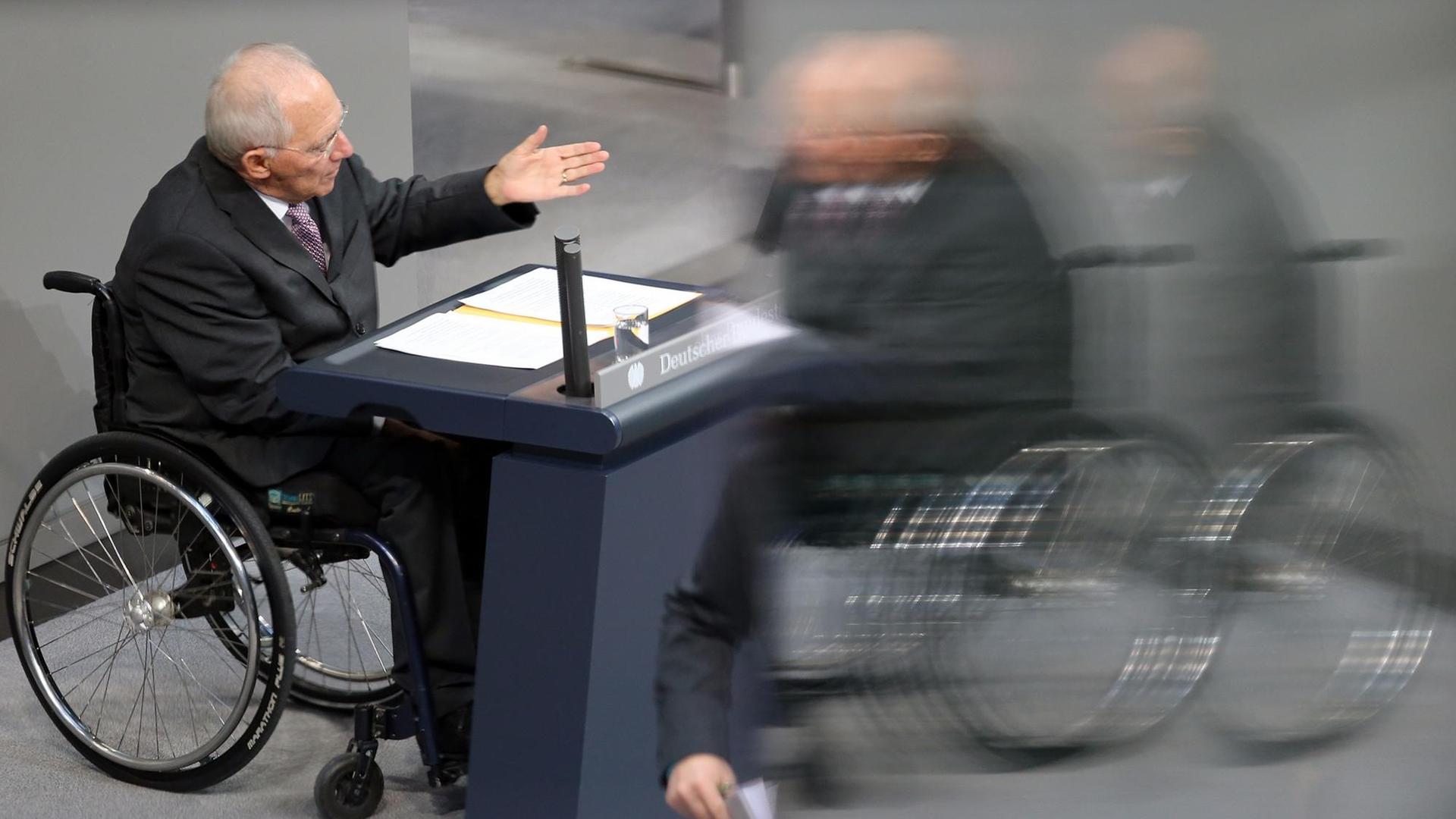 Finanzminister Wolfgang Schäuble (CDU) spricht (20.10) während der Bundestagsdebatte über die Beteiligung des Bundes an den Kosten für die Integration der Flüchtlinge. Finanzminister Wolfgang Schäuble (CDU) spricht (20.10) während der Bundestagsdebatte über die Beteiligung des Bundes an den Kosten für die Integration der Flüchtlinge.