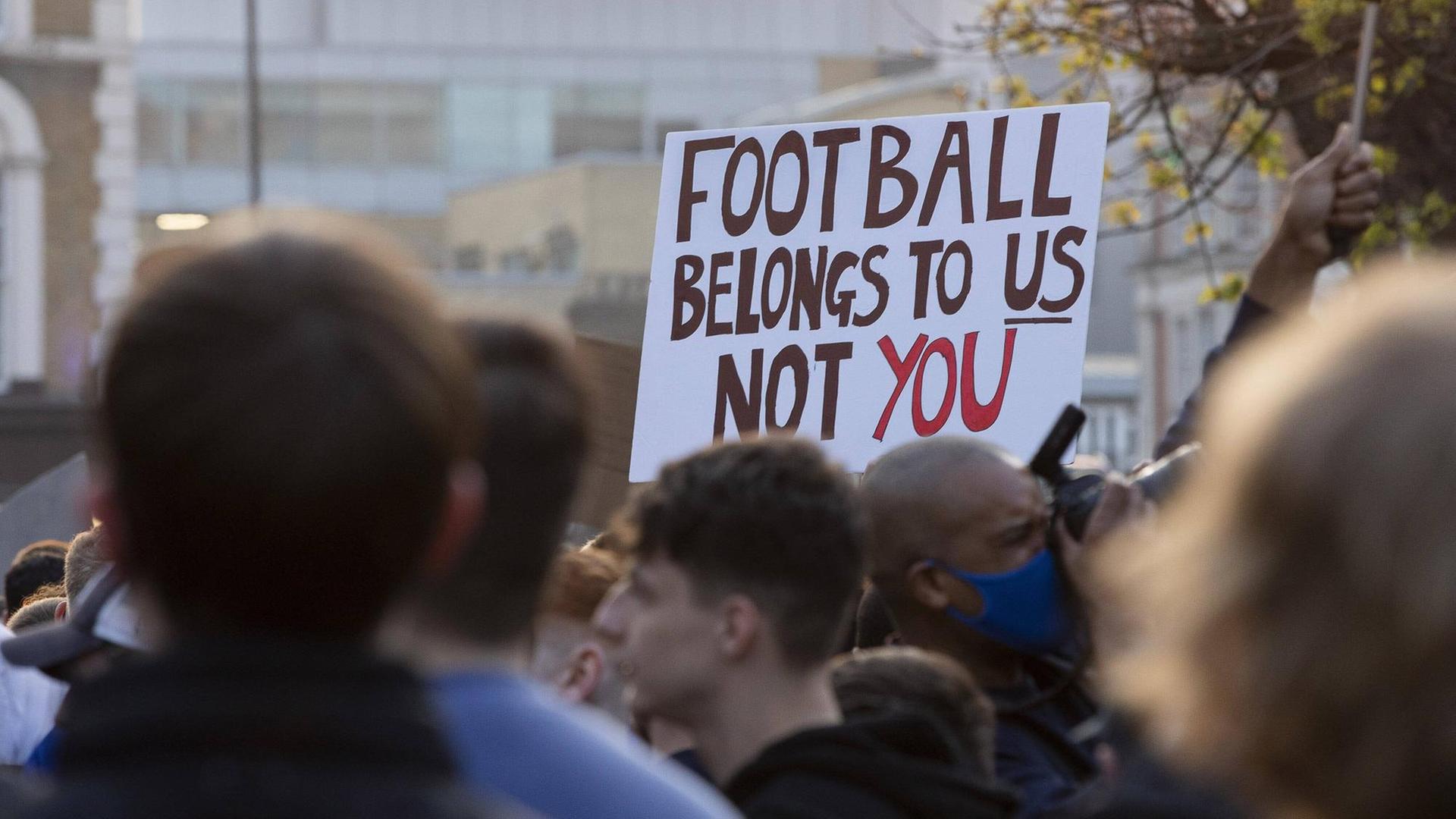 Am 21.04.21 an der Stamford Bridge in London: Chelsea-Fans protestieren gegen die geplante Super League. Am 21.04.21 an der Stamford Bridge in London: Chelsea-Fans protestieren gegen die geplante Super League.