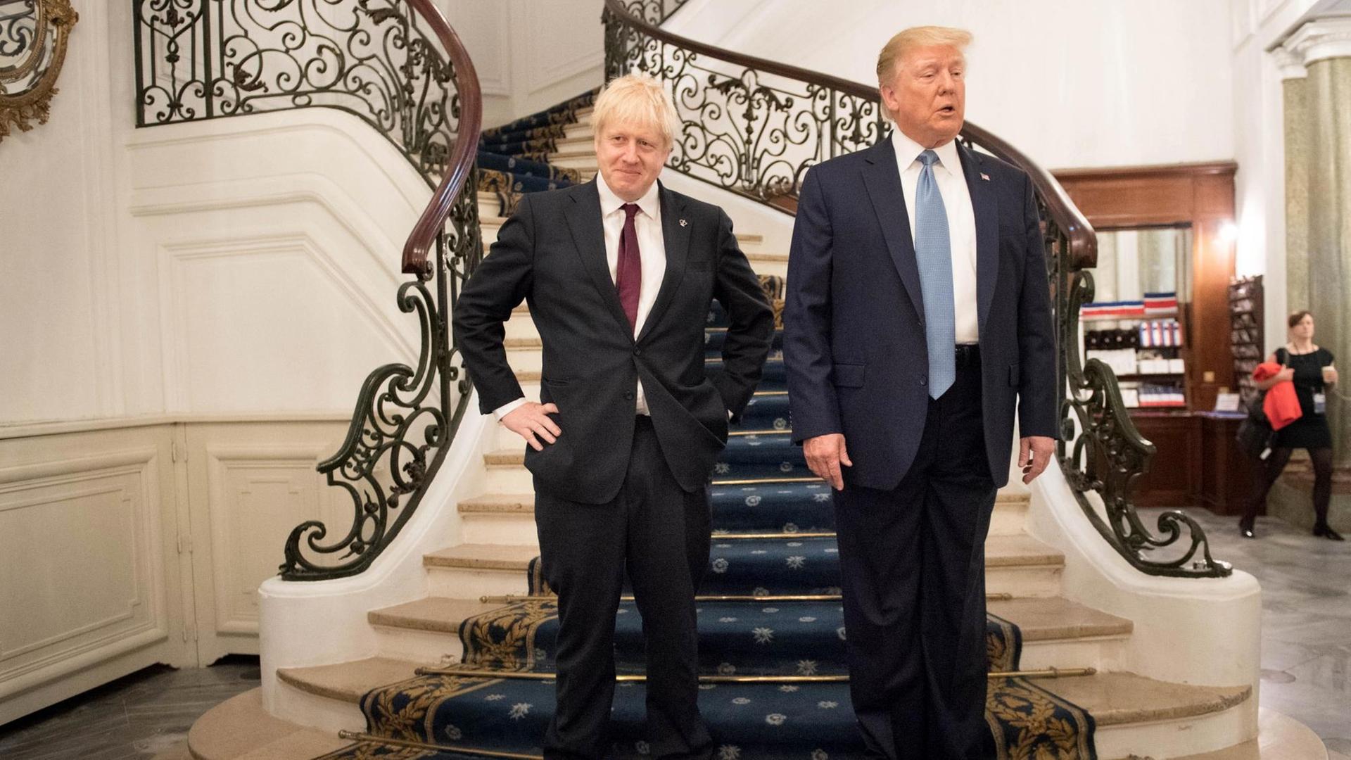 Donald Trump, Präsident der USA, und Boris Johnson, Premierminister von Großbritannien, kommen zu bilateralen Gesprächen eine Treppe herunter. Donald Trump, Präsident der USA, und Boris Johnson, Premierminister von Großbritannien, kommen zu bilateralen Gesprächen eine Treppe herunter.