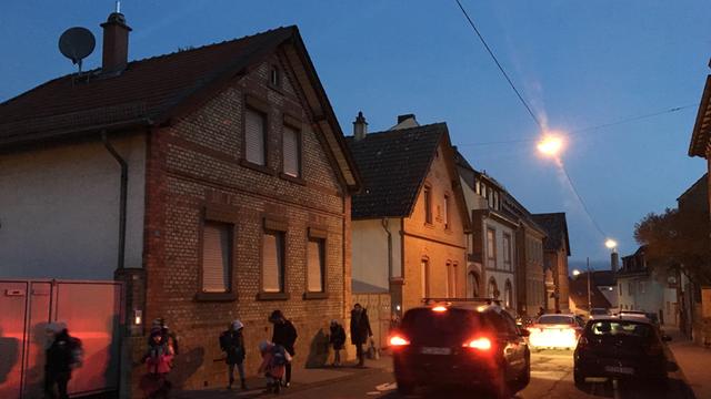 Kinder auf dem Weg zur Peter-Härtling-Grundschule in Mainz. Dazwischen die berüchtigten "Elterntaxis".