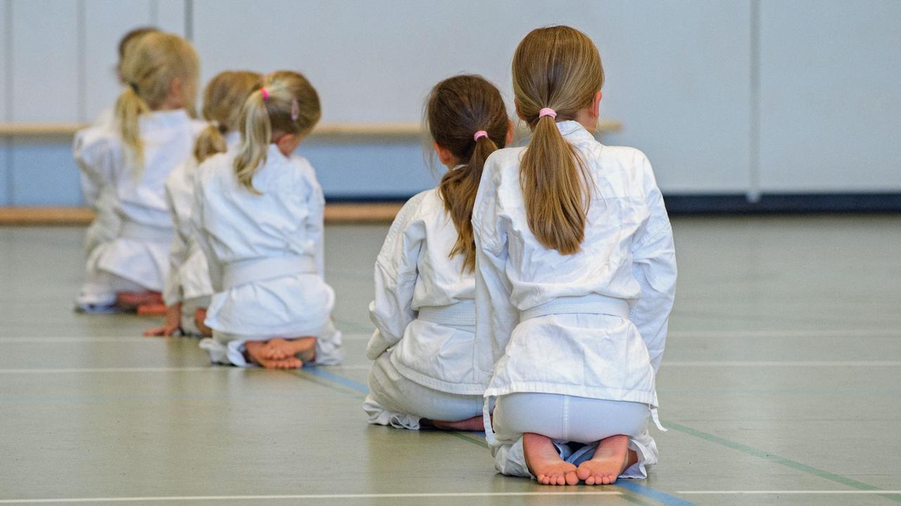 Junge Mädchen knien während einer Trainingsstunde im Karate. Viele Eltern, besonders die kleiner Mädchen legen großen Wert darauf, dass ihre Kinder schon früh lernen, wie sie sich effektiv verteidigen können. Foto: Hans-Jürgen Wiedl/dpa-Zentralbild/ZB Junge Mädchen knien während einer Trainingsstunde im Karate. Viele Eltern, besonders die kleiner Mädchen legen großen Wert darauf, dass ihre Kinder schon früh lernen, wie sie sich effektiv verteidigen können. Foto: Hans-Jürgen Wiedl/dpa-Zentralbild/ZB