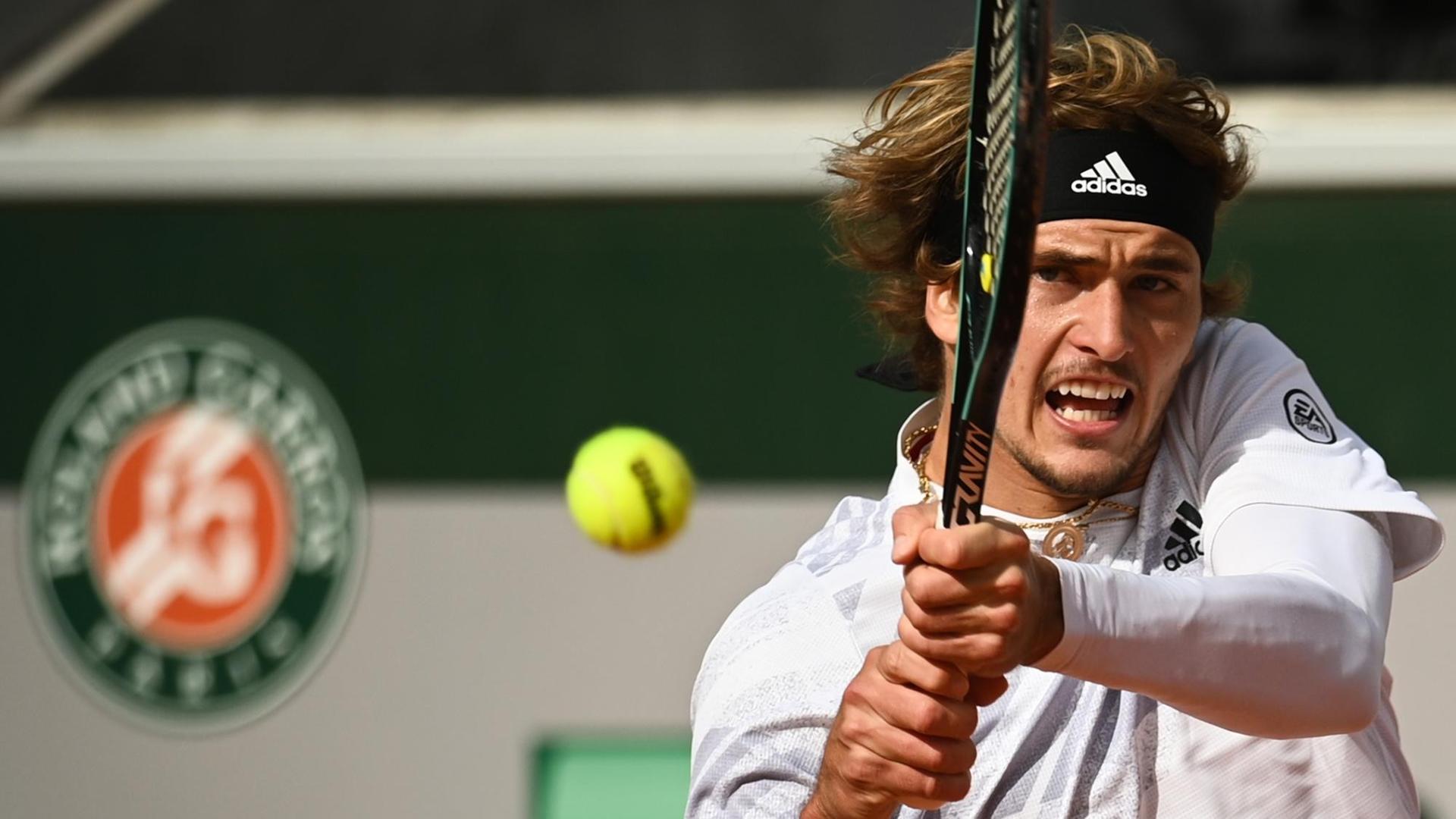 Alexander Zverev hält mit zwei Händen den Schläger und blickt dem Ball hinterher. Alexander Zverev hält mit zwei Händen den Schläger und blickt dem Ball hinterher.