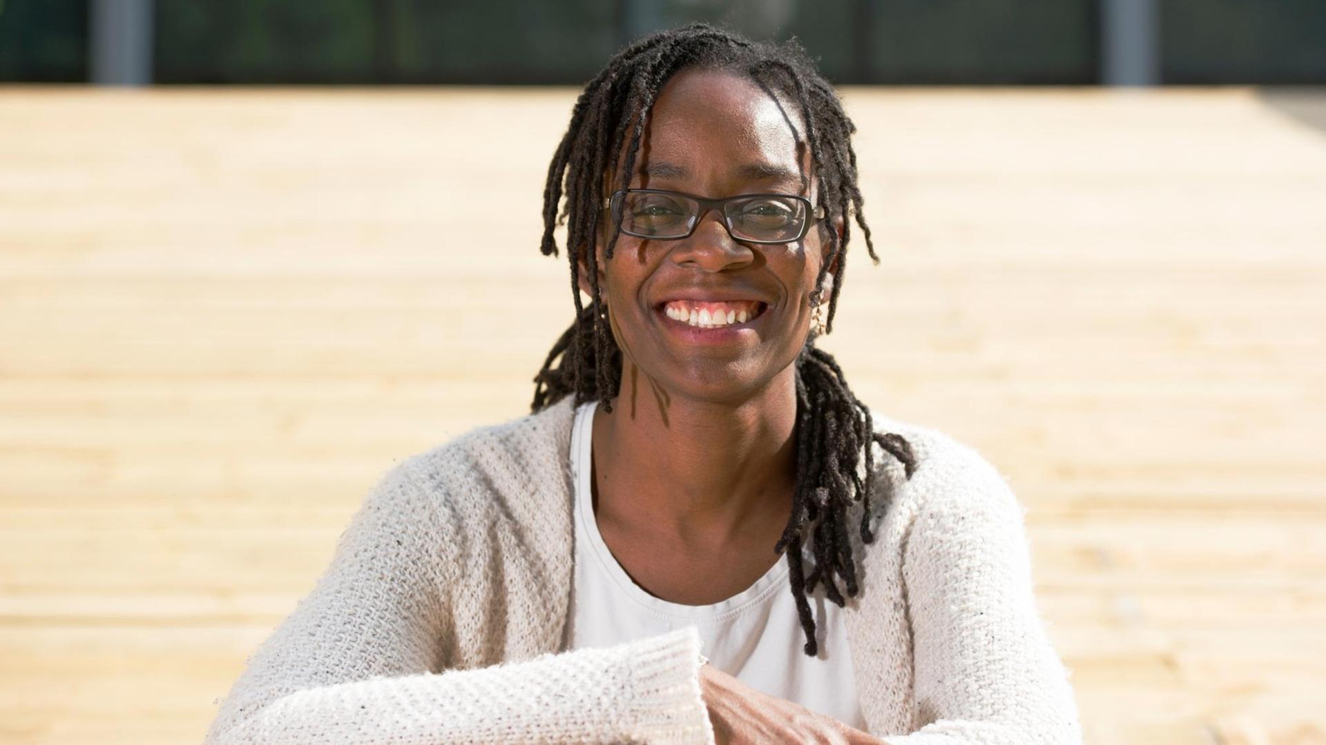 Porträt der in Berlin lebenden Autorin Sharon Otoo posiert 2016 in Berlin. Mit der doppelbödigen Geschichte über ein Ei, das nicht hart werden will, hat die in Berlin lebende Autorin den renommierten Ingeborg-Bachmann-Preis gewonnen. Porträt der in Berlin lebenden Autorin Sharon Otoo posiert 2016 in Berlin. Mit der doppelbödigen Geschichte über ein Ei, das nicht hart werden will, hat die in Berlin lebende Autorin den renommierten Ingeborg-Bachmann-Preis gewonnen.