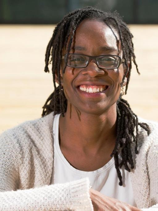 Porträt der in Berlin lebenden Autorin Sharon Otoo posiert 2016 in Berlin. Mit der doppelbödigen Geschichte über ein Ei, das nicht hart werden will, hat die in Berlin lebende Autorin den renommierten Ingeborg-Bachmann-Preis gewonnen.