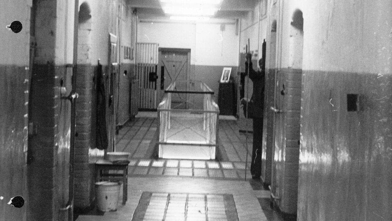 Gruppenbereich mit Einzelarrestzellen im Jugendwerkhof Torgau Gruppenbereich mit Einzelarrestzellen im Jugendwerkhof Torgau