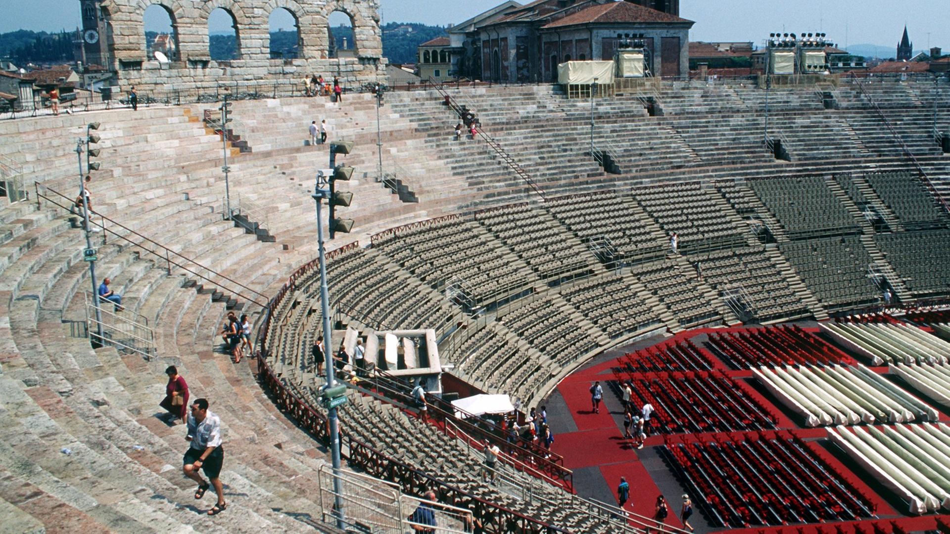 Blick über den Zuschauerraum der römischen Arena in Verona, in der jährlich unter freiem Himmel die Opernfestspiele stattfinden.