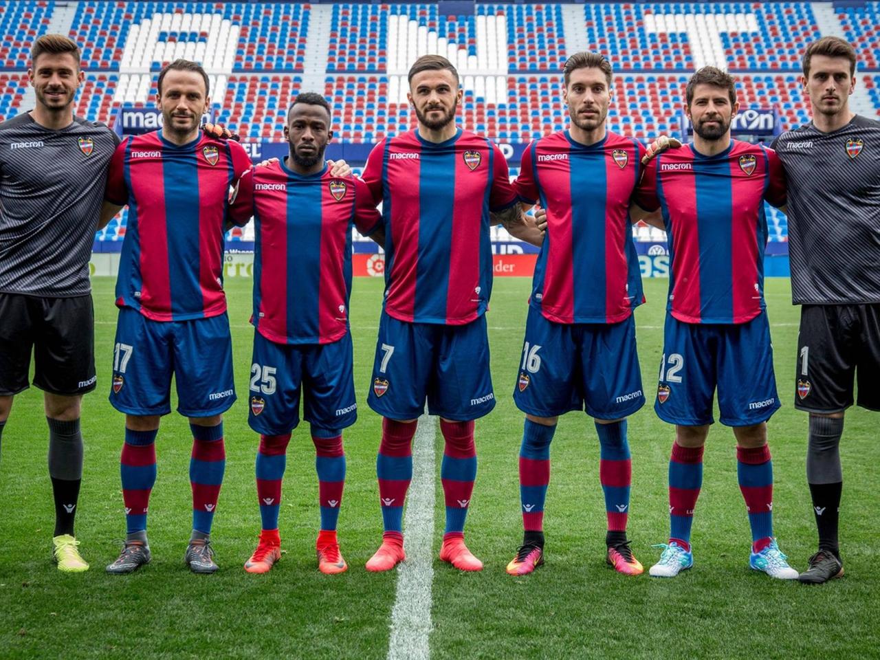 Neue Spieler bei Levante UD  Armando Sadiku (c),  Giampaolo Pazzini (2i),  Ruben Rochina (3R) and Coke Andujar (2R),  Fahad Al-Muwallad (3L) und Koke Vegas (L) and Ivan Villar (R) 