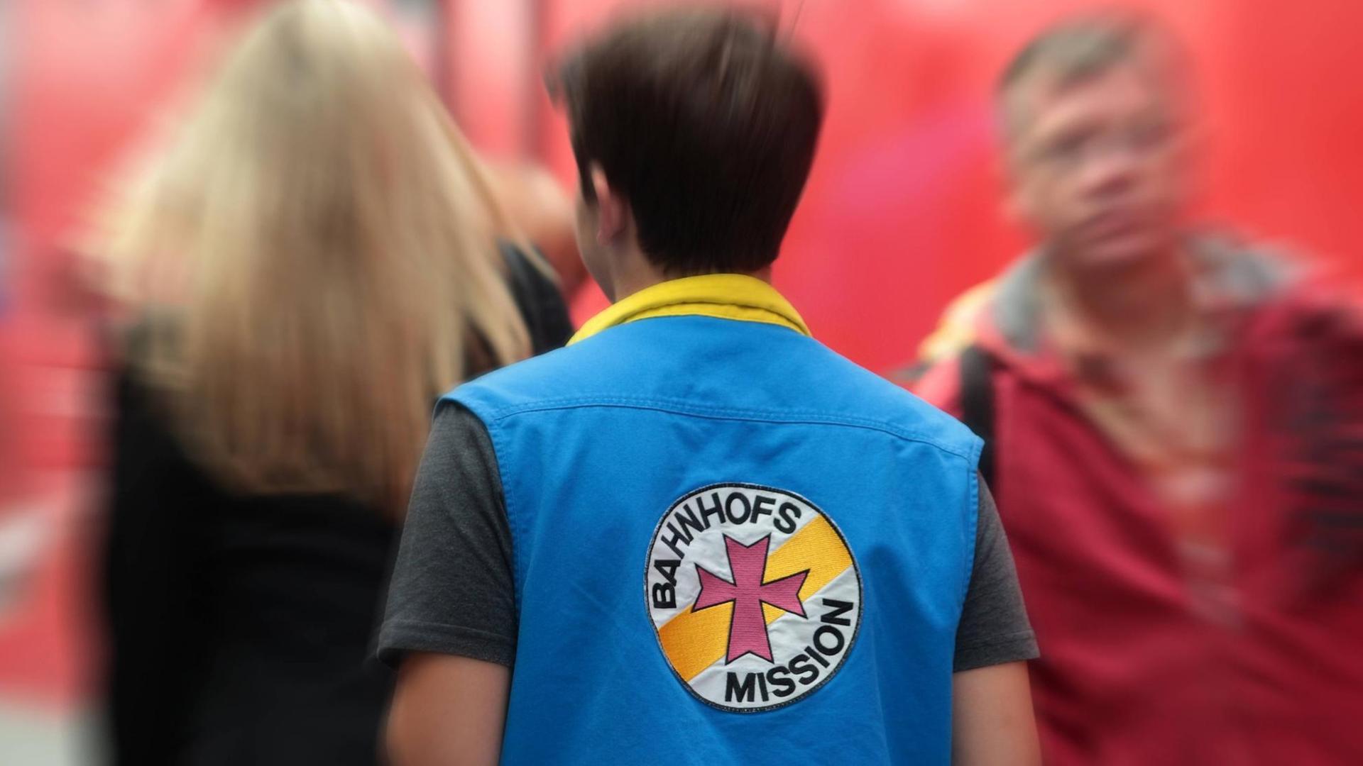 Mitarbeiter der Bahnhofsmission unterwegs zu einem Einsatz Mitarbeiter der Bahnhofsmission unterwegs zu einem Einsatz