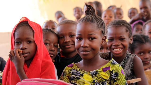 21.03.2018, Mali, Mopti: Schüler sitzen in einem für Binnenflüchtlinge errichteten Behelfsklassenzimmer.