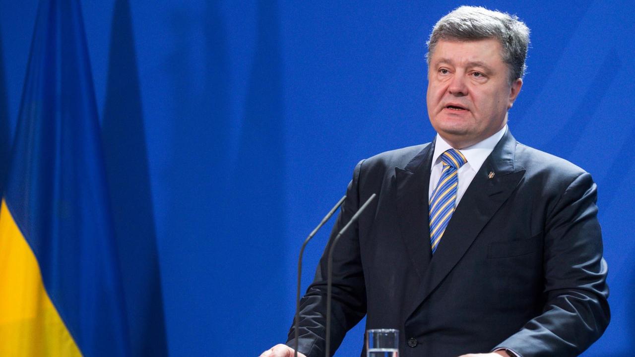 Petro Poroschenko, der Präsident der Ukraine, äußert sich am 01.02.2016 bei einer Pressekonferenz mit Bundeskanzlerin Merkel vor ihrem Gespräch im Bundeskanzleramt in Berlin. Petro Poroschenko, der Präsident der Ukraine, äußert sich am 01.02.2016 bei einer Pressekonferenz mit Bundeskanzlerin Merkel vor ihrem Gespräch im Bundeskanzleramt in Berlin.