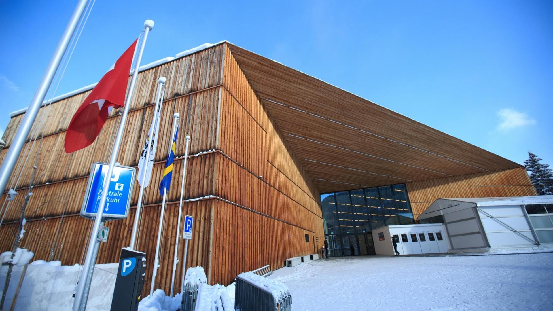 Ein aus einer dramatisierenden Untersicht fotografierter, von Schnee umsäumter, in Brauntönen gehaltener Bau in moderner Architektur. Ein aus einer dramatisierenden Untersicht fotografierter, von Schnee umsäumter, in Brauntönen gehaltener Bau in moderner Architektur.
