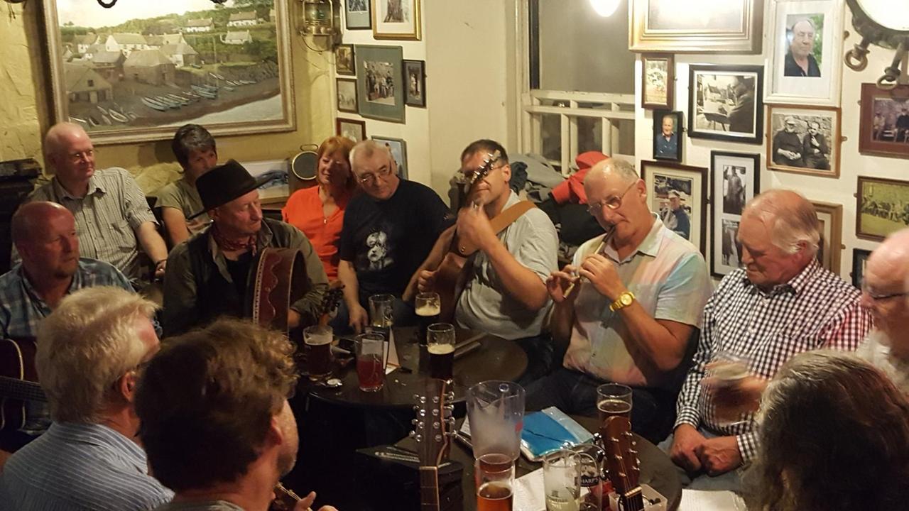 Singende Fischer in einem Pub im cornischen Küstenort Cadgwith Singende Fischer in einem Pub im cornischen Küstenort Cadgwith