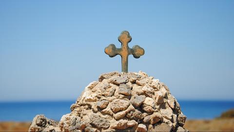 Ein Kreuz auf dem Hof einer orthodoxen Kirche am Meer