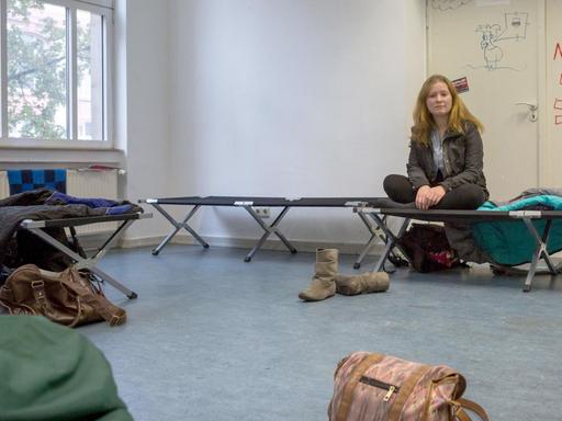Viola von der Eltz, die im ersten Semester Medizin studiert, sitzt am 07.10.2014 in Frankfurt am Main auf einem Feldbett im Studierendenhaus.