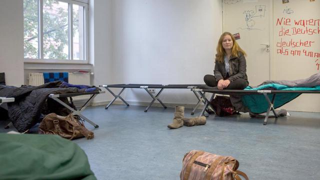 Viola von der Eltz, die im ersten Semester Medizin studiert, sitzt am 07.10.2014 in Frankfurt am Main auf einem Feldbett im Studierendenhaus.