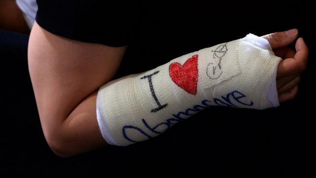 Gips am Arm mit der Aufschrift: "I love Obamacare"