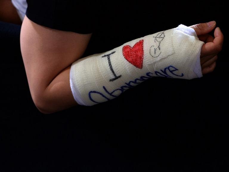 Gips am Arm mit der Aufschrift: "I love Obamacare"