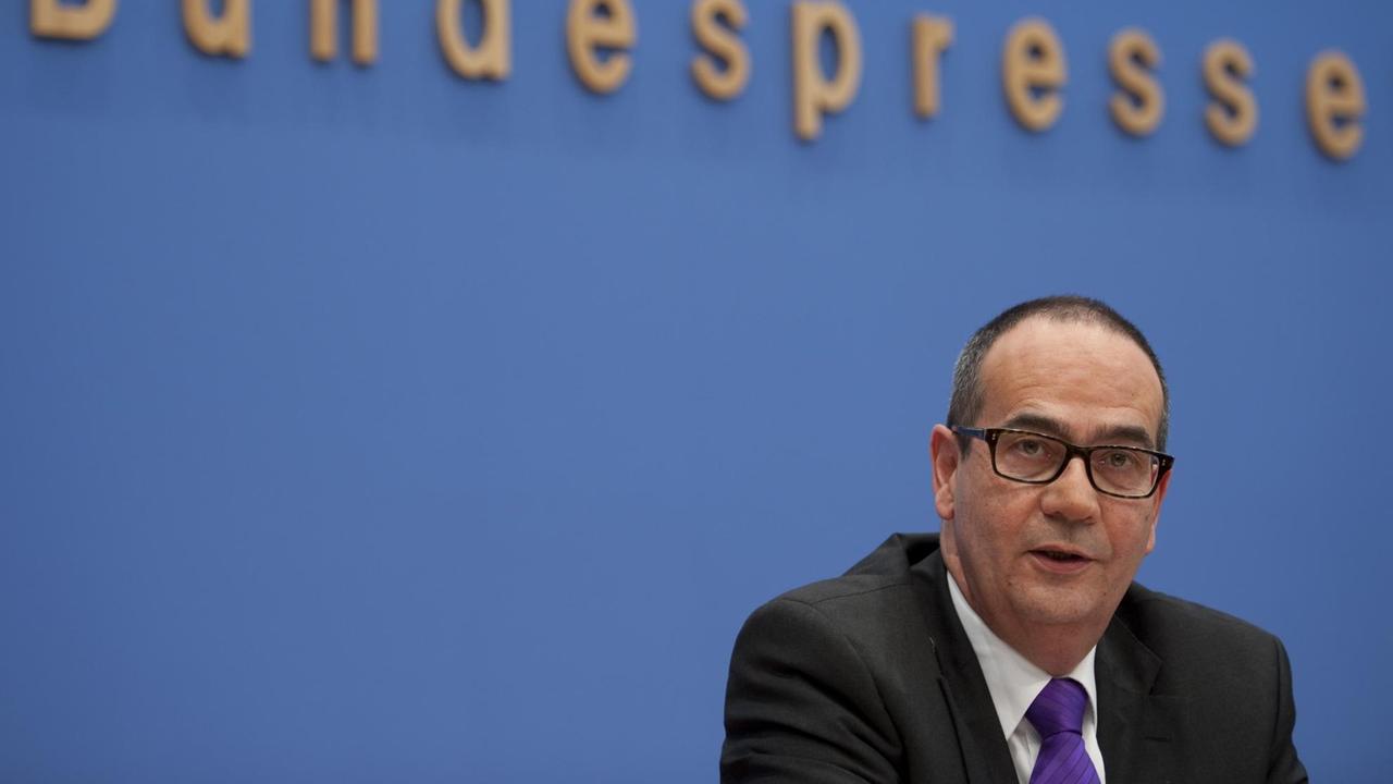 Der stellvertretende Regierungssprecher Georg Streiter auf einer Bundespressekonferenz in Berlin die Fragen der Journalisten. Der stellvertretende Regierungssprecher Georg Streiter auf einer Bundespressekonferenz in Berlin die Fragen der Journalisten.